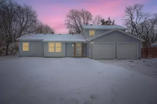 2922 Simpson St, Roseville, MN 55113 - Photo 2