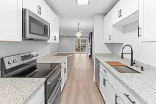 570 Woodhill Dr, Roseville, MN 55113 - Photo 2