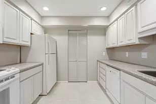 2670 Oxford St N, Roseville, MN 55113 - Photo 8