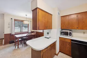 15880 Tonkawood Dr, Minnetonka, MN 55345 - Photo 12