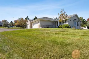 745 Sterling Ct, Mahtomedi, MN 55115 - Photo 12