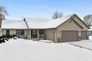 509 9th St SW, Braham, MN 55006 - Photo 2