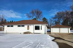 914 Chestnut Ct, Saint Cloud, MN 56303 - Photo 1