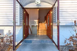 915 Pineview Ln N, Plymouth, MN 55441 - Photo 2