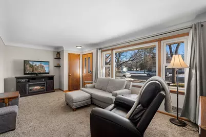 914 Lewis Street S, Shakopee, MN 55379 - Photo 4