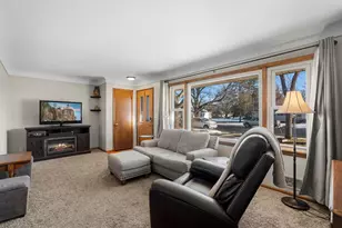 914 Lewis St S, Shakopee, MN 55379 - Photo 4