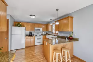 864 S Park Dr, Hastings, MN 55033 - Photo 2