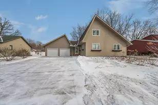 211 Tanglewood Ln, Blue Earth, MN 56013 - Photo 1