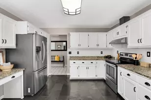 13715 59th Pl N, Plymouth, MN 55446 - Photo 8