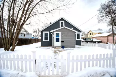 114 E 17th Street, Hibbing, MN 55746 - Photo 2