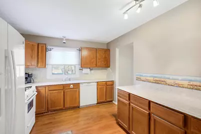 10460 Buckingham Drive, Eden Prairie, MN 55347 - Photo 2
