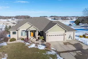 610 E Rolling Hills Dr, Le Center, MN 56057 - Photo 1
