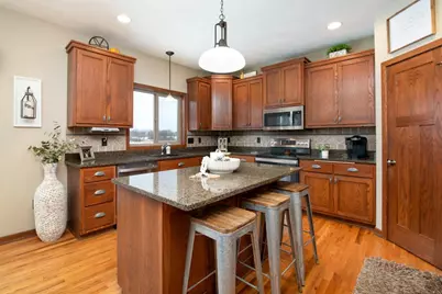 610 E Rolling Hills Drive, Le Center, MN 56057 - Photo 8