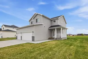 4766 34 St S, Fargo, ND 58104 - Photo 2