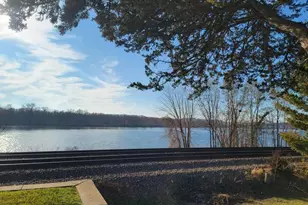 39 N Shore Dr, Fountain City, WI 54629 - Photo 4