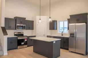 6704 Meadow View Dr S, Fargo, ND 58104 - Photo 4