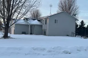 931 Shady Ridge Ln, Braham, MN 55006 - Photo 2