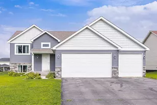 933 Cobblestone Ln, Belle Plaine, MN 56011 - Photo 1