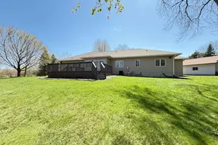 304 Lynsee Ln, Montevideo, MN 56265 - Photo 8