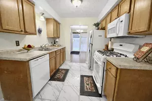 2002 Arkwright St, Maplewood, MN 55117 - Photo 2