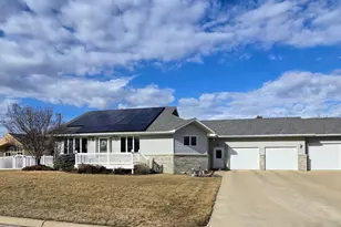 807 8th St SW, Pipestone, MN 56164 - Photo 1