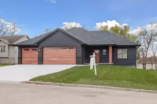 802 Dutton Dr, Ellendale, MN 56026 - Photo 4