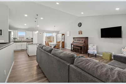 913 Mulberry Avenue NE, Montgomery, MN 56069 - Photo 4