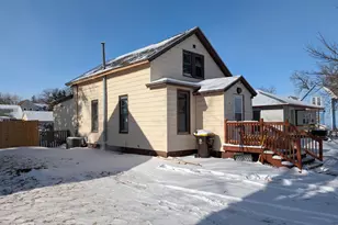 526 1st Ave SE, Wells, MN 56097 - Photo 2