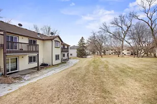 1049 Greenhaven Dr, Vadnais Heights, MN 55127 - Photo 4