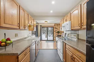 7290 Vista Ct, Eden Prairie, MN 55346 - Photo 4