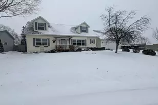 701 Aspen Dr, Saint Peter, MN 56082 - Photo 1