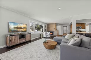 605 Kingsview Ln N, Plymouth, MN 55447 - Photo 2