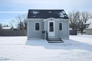 422 Minnesota Ave SE, Willmar, MN 56201 - Photo 2