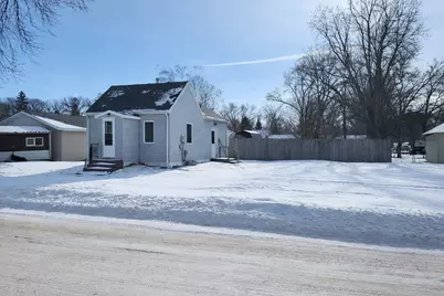 422 Minnesota Avenue SE, Willmar, MN 56201 - Photo 1