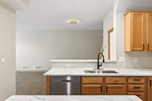 879 Braunworth Ct, Chaska, MN 55318 - Photo 14