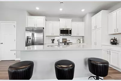 10749 Hemingway Avenue S, Cottage Grove, MN 55016 - Photo 2