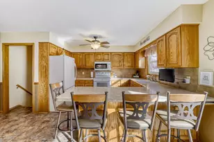 608 Fairview Cir, Farmington, MN 55024 - Photo 2