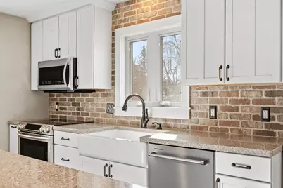 7320 Hunters Run, Eden Prairie, MN 55346 - Photo 10