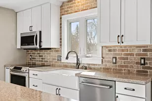 7320 Hunters Run, Eden Prairie, MN 55346 - Photo 10