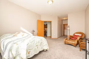 1242 Crystal Pl E, Chaska, MN 55318 - Photo 14