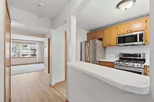 618 Oak Park Ln, Hopkins, MN 55343 - Photo 4