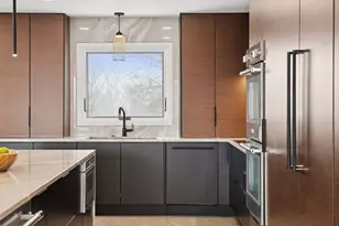 4652 9 Oaks Cir, Bloomington, MN 55437 - Photo 10