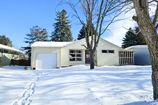 308 Maple Ave S, Thief River Falls, MN 56701 - Photo 4