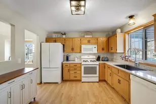 224 Hickory Ln E, Shakopee, MN 55379 - Photo 4