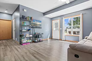 422 Hickory Ln N, Oakdale, MN 55128 - Photo 4