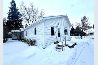 402 2nd Avenue SE, Roseau, MN 56751 - Photo 2