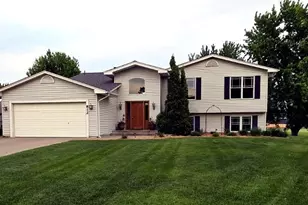 812 Larkspur Ct, Shakopee, MN 55379 - Photo 2