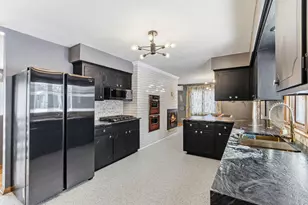 160 Stonybrook Way NE, Fridley, MN 55432 - Photo 14