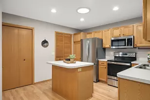557 Mission Hills Dr, Chanhassen, MN 55317 - Photo 10