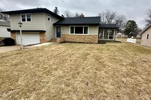 213 E Hollett St, Tracy, MN 56175 - Photo 2